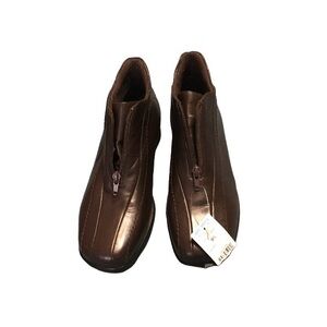Ladies brown leather Earth Shoes, new in box